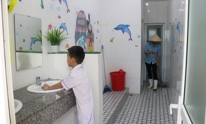 Nhà vệ sinh trong trường học phát loa tự động hướng dẫn chống dịch COVID-19 