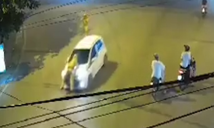 Tài xế taxi hất CSGT lên nắp capo chạy 3km