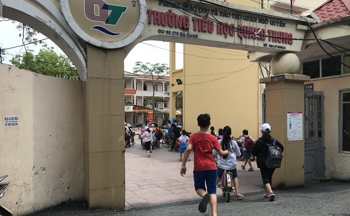 Học sinh bị phê bình vì đi học sớm: Nhà trường nhận trách nhiệm