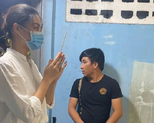 Hoa hậu Lương Thuỳ Linh đến viếng bé trai tử vong vì cây phượng bật gốc