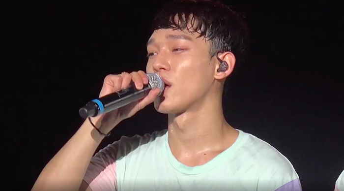 Mải hóng chuyện, ca sĩ uống nhầm micro