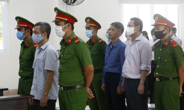 Cựu Bí thư Bến Cát lãnh 10 năm tù, người thân cầm micro kêu oan