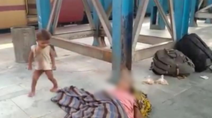 Nghẹn lòng bé trai cố đánh thức mẹ vừa qua đời do nắng nóng kỷ lục ở Ấn Độ