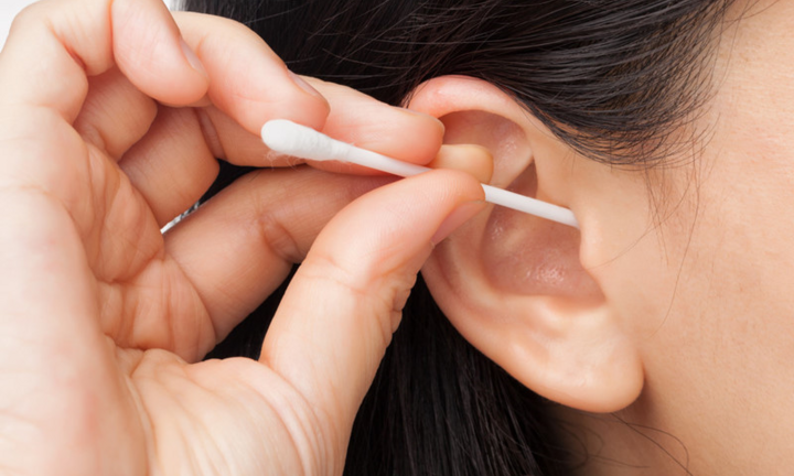 Lấy ráy tai ở quán cắt tóc, thói quen tưởng vô hại nhưng có thể gây nấm tai
