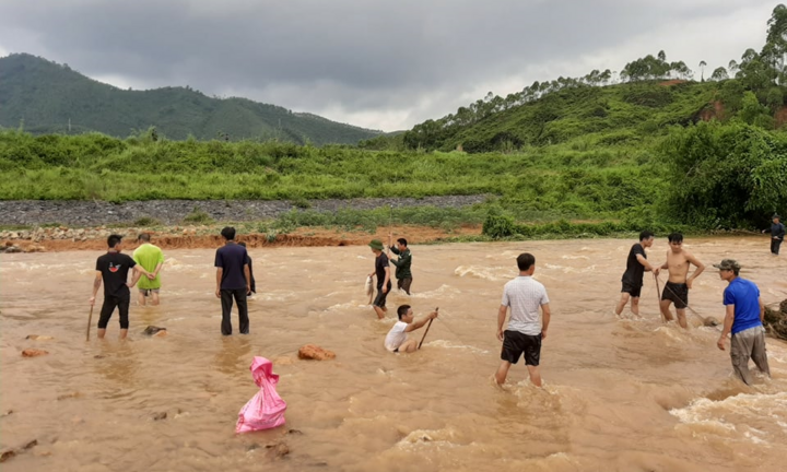 Hàng trăm người dân mang lưới bắt cá sau sự cố vỡ đập chứa 600.000m3 nước