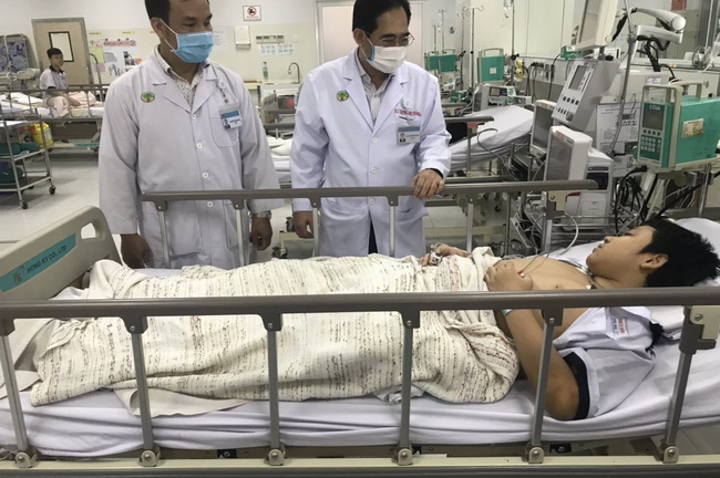 Sức khỏe 2 học sinh bị thương nặng do cây phượng đổ lên người giờ ra sao?