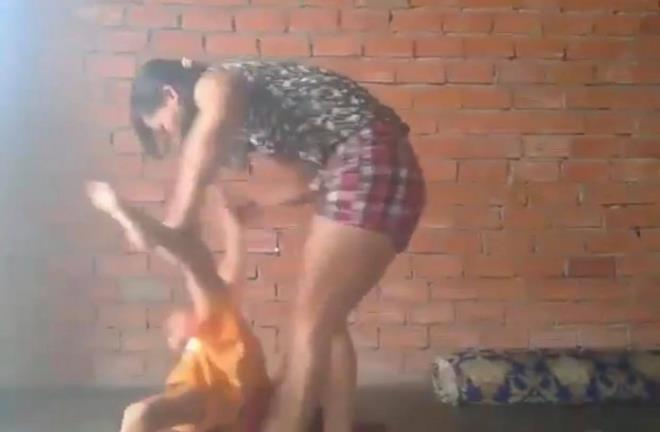 Người mẹ bóp cổ, đánh đập bé trai ở Bình Dương đối diện mức phạt nào? 