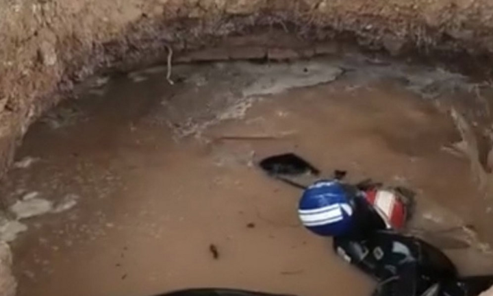 Hố tử thần nuốt chửng 2 xe máy của giáo viên ở Đắk Lắk