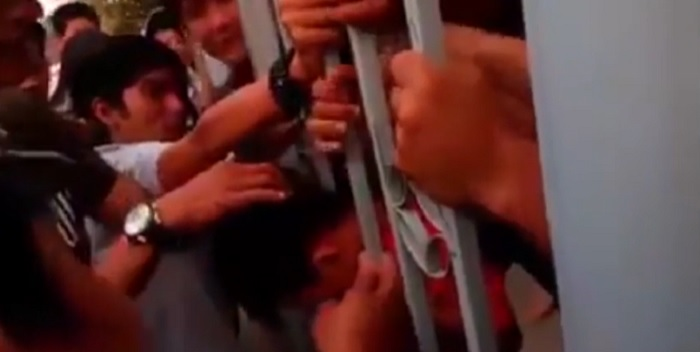 Cú thoát hiểm ngoạn mục của cậu bé kẹt đầu song sắt