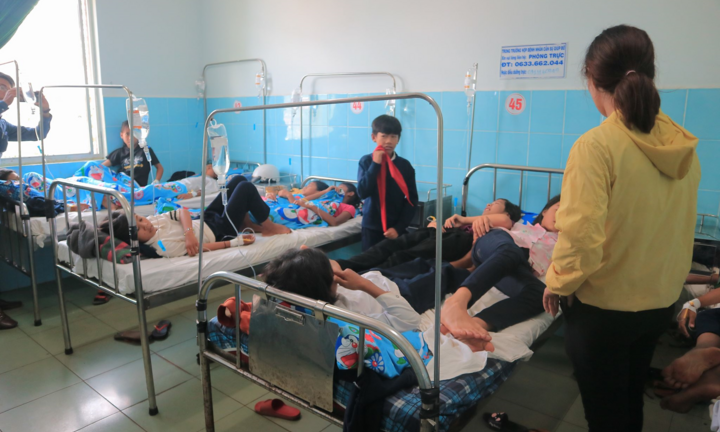 135 học sinh tiểu học nhập viện sau khi ăn bánh mì từ thiện