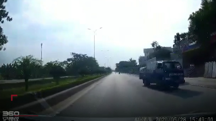 Tài xế xe tải liều lĩnh chạy ngược chiều trên quốc lộ