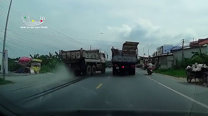 Xe tải vượt ẩu va chạm xe khác, người đi xe máy thoát nạn