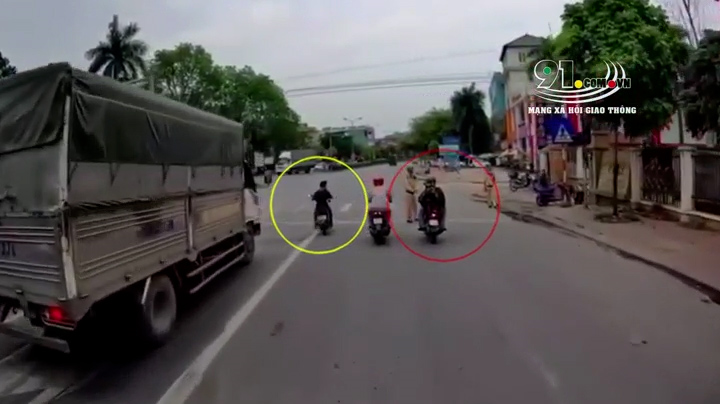 Video: Một pha khó hiểu khi xử lý người vi phạm của CSGT