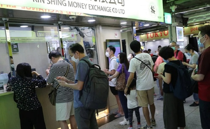 Người Hong Kong đổ xô tích trữ USD