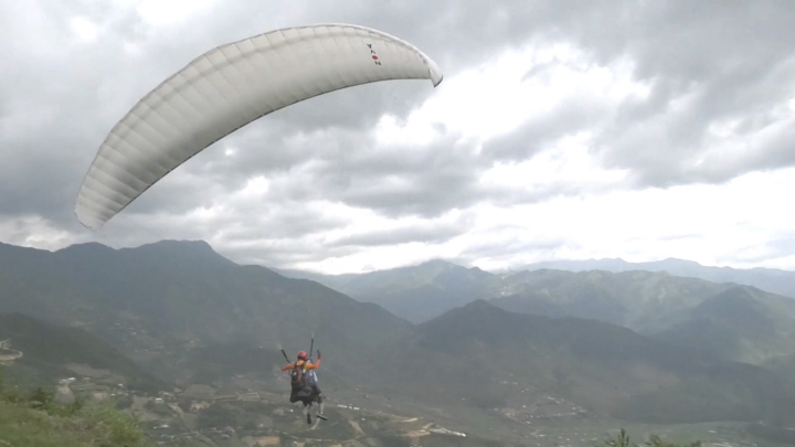 Phi công trình diễn chào mừng Festival dù lượn 'Bay trên mùa nước đổ'