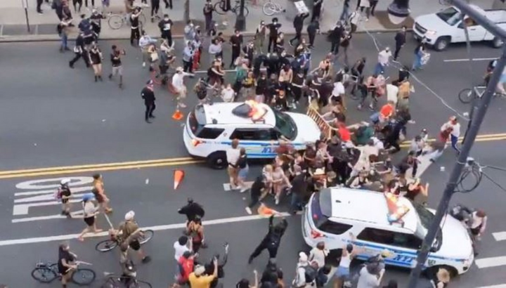Xe cảnh sát New York lao thẳng đám đông biểu tình