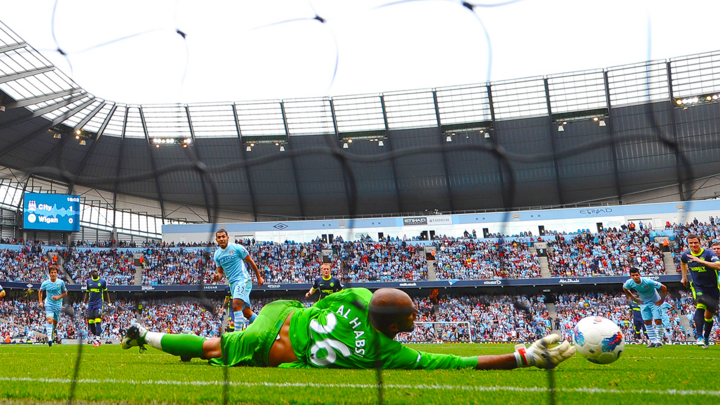 10 chuyên gia bắt phạt đền Ngoại Hạng Anh: Chỉ 2 người tốt hơn Bùi Tiến Dũng