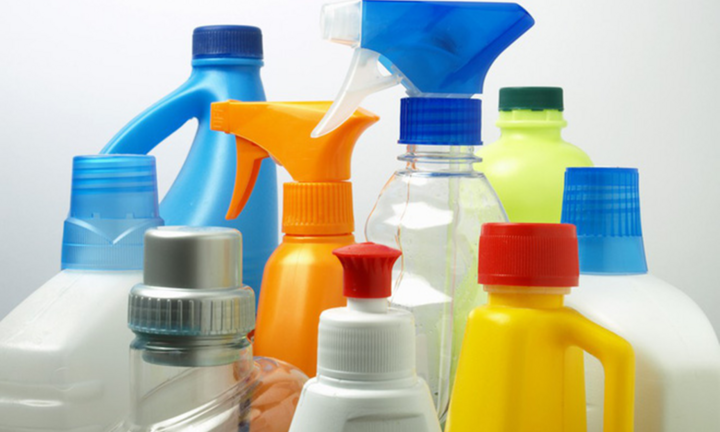 Bé uống nhầm chất tẩy rửa, dầu hỏa: Sơ cứu và phòng tránh thế nào?