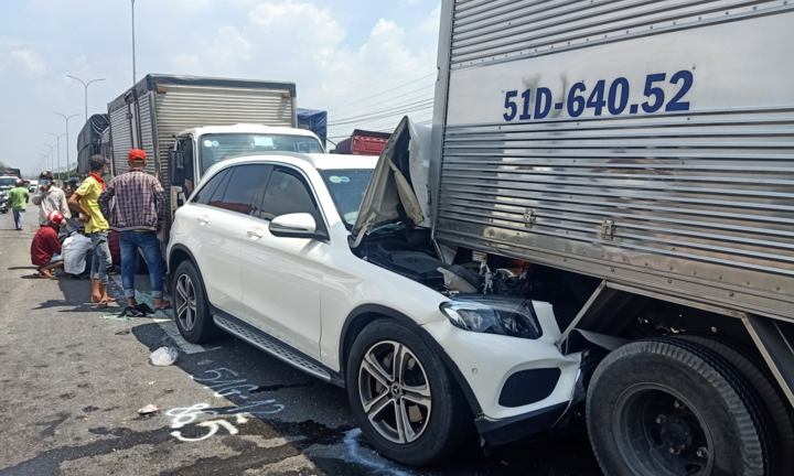 11 xe tông nhau liên hoàn trên Quốc lộ 1 ở TP.HCM
