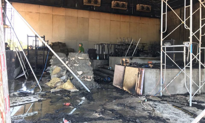 Quán bar đang thi công bất ngờ bốc cháy sau tiếng nổ lớn