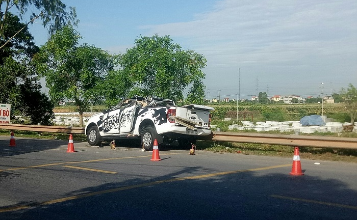 Xe bán tải tông ô tô dừng ven đường ở Hải Dương, nhiều người thương vong