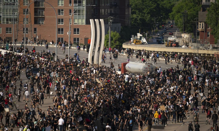 Video: Xe bồn chở dầu lao vào đám đông biểu tình, tài xế bị đánh tới tấp