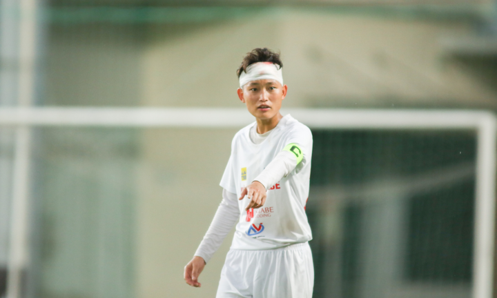 Cầu thủ U19 nữ quấn băng trắng, miệt mài thi đấu dưới mưa 