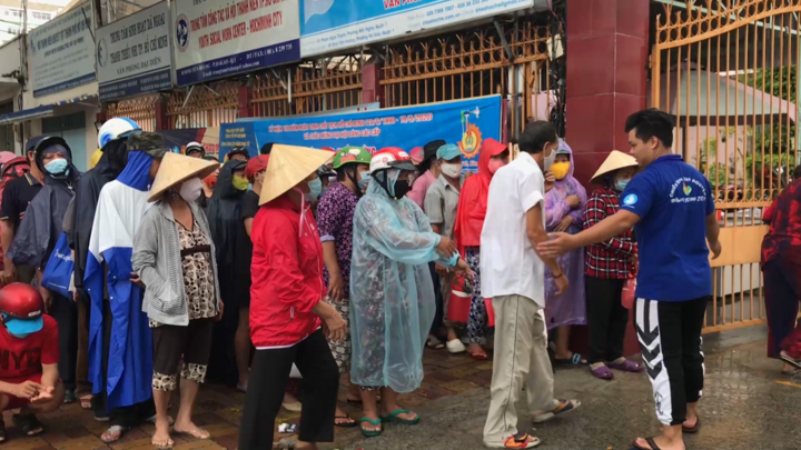 Đội mưa nhận quà từ 'ATM thực phẩm'