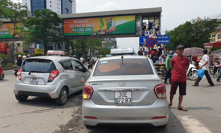  Tài xế taxi Hà Nội vô tư che biển số xe để trốn phạt nguội