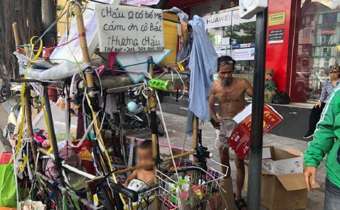 Xót xa bé trai hơn 1 tuổi trần truồng trên phố Hà Nội ngày nắng nóng