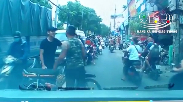 Thanh niên xăm trổ ngang nhiên dắt xe máy để giữa đường chặn xe qua lại