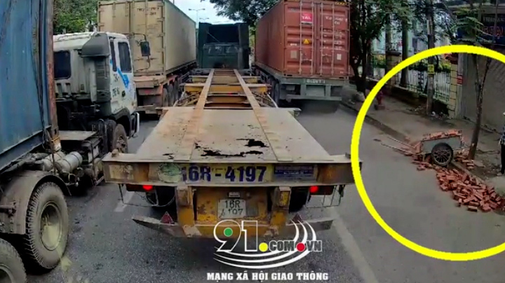 Đi vào làn xe máy, container hất văng người phụ nữ kéo xe gạch