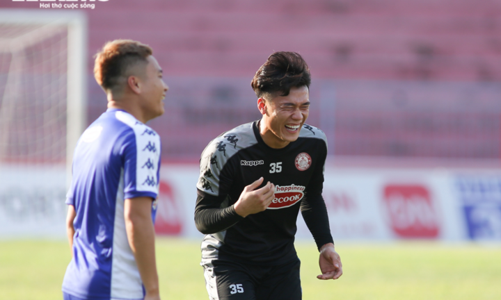 Bùi Tiến Dũng hào hứng 'đá bóng ma', bị CĐV vây kín xin chữ ký 