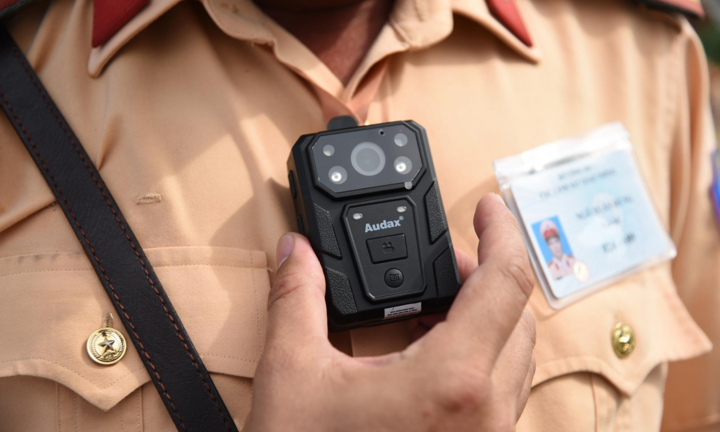 Đề xuất CSGT phải đeo camera giám sát khi thi hành công vụ