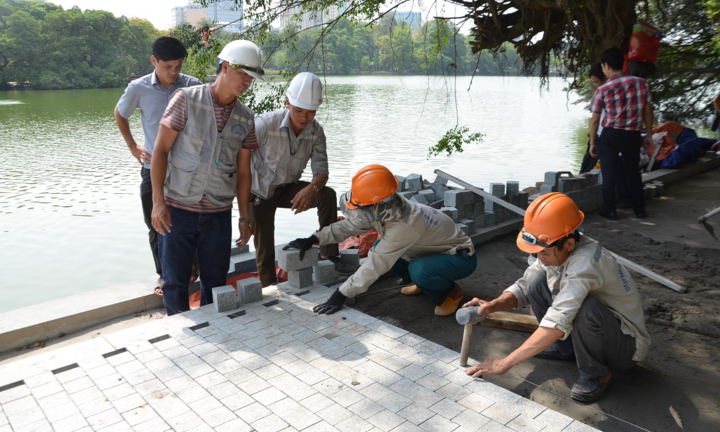 Vỉa hè Hồ Gươm thay 'áo mới' bằng đá hoa cương đẹp như Châu Âu
