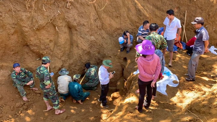 Tìm thấy hố chôn tập thể 17 chiến sĩ đặc công ở sân bay Khâm Đức