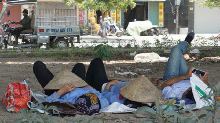 Người nghèo vật vã trong nắng nóng cao điểm