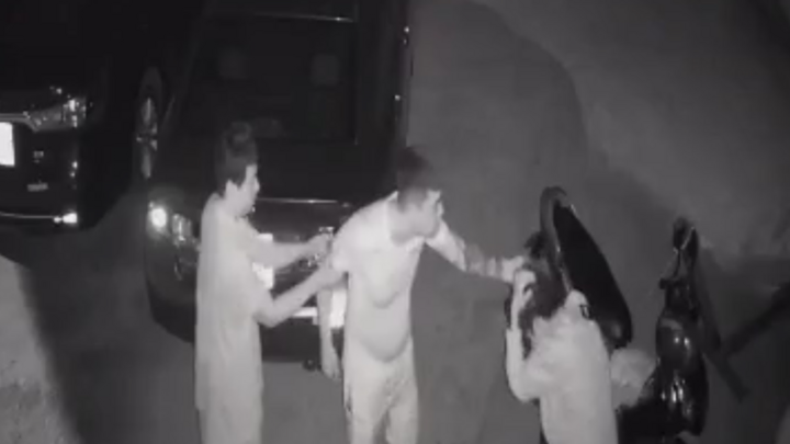 Hai thanh niên vô cớ đánh người giữa đêm khuya