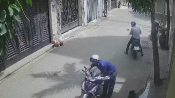 Thanh niên bẻ khóa trộm xe máy nhanh như chớp giữa phố ở TP.HCM