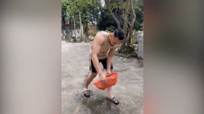 Thanh niên 'ê mặt' khi hướng dẫn vẩy rau sống