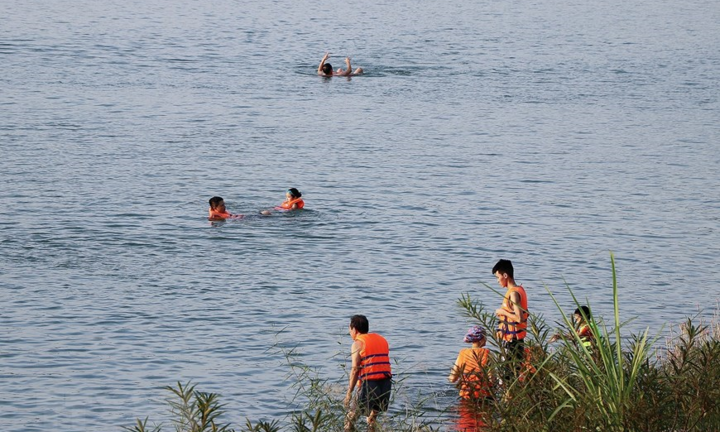Dân Hòa Bình vô tư tắm ngay khu vực cấm trên sông Đà