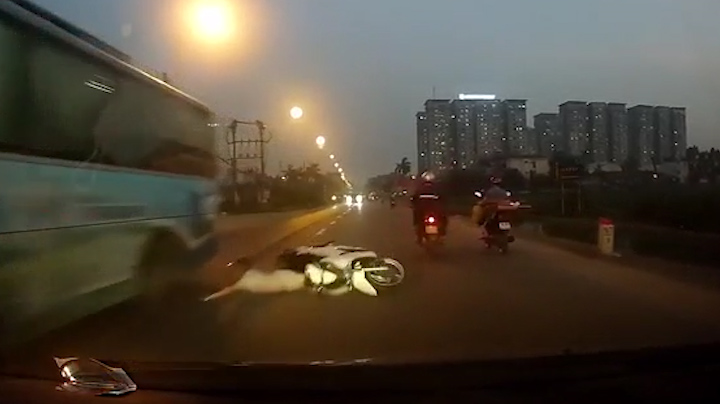 Vượt xe buýt bất thành, nam thanh niên đi xe máy suýt mất mạng