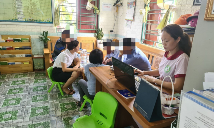 Bé mầm non tò mò vén váy bạn trong lớp: Ban giám hiệu, giáo viên sẽ kiểm điểm