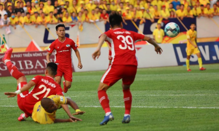 Video: Rùng mình những tình huống bóng bạo lực trong trận Nam Định vs Viettel