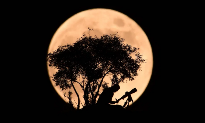 Chiêm ngưỡng hiện tượng 'trăng dâu tây' tuyệt đẹp trên khắp thế giới