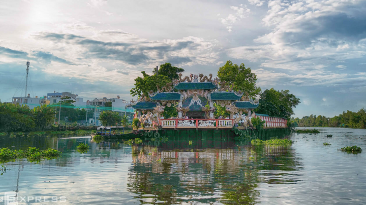 Miếu Nổi 300 tuổi linh thiêng giữa lòng sông Vàm Thuật, TP.HCM