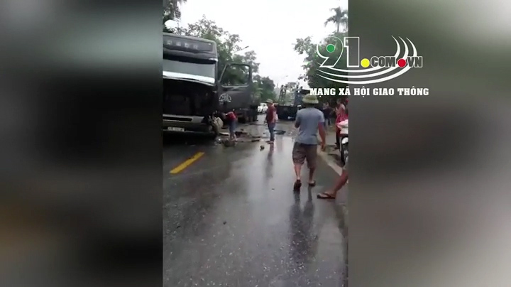 Hai xe đầu kéo đâm nhau 'nổ như bom', tài xế may mắn thoát chết