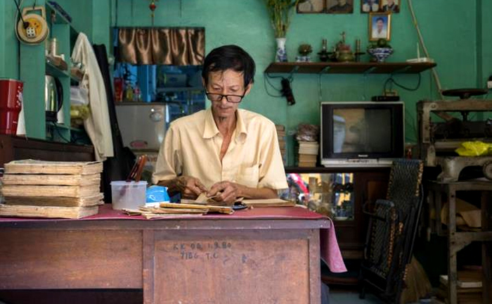 Ông lão Sài Gòn 40 năm 'chữa bệnh' cho sách cũ