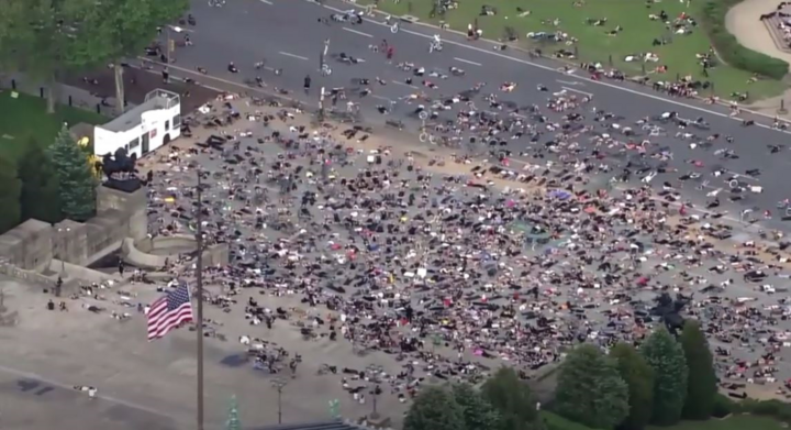 Video: Dân Mỹ nằm biểu tình la liệt, hô vang 'tôi không thở được'