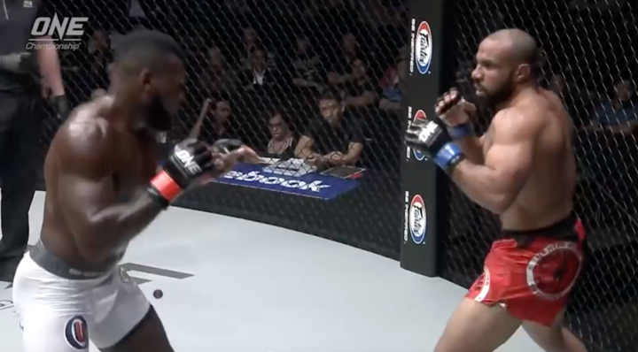 Clip: Võ sĩ MMA bay người lên gối dũng mãnh, hạ knock-out đối thủ